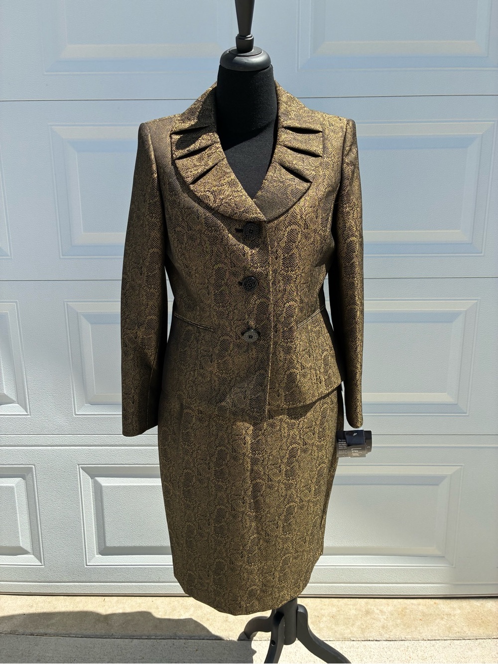Le Suit Women’s 10 Metallic Bronze & Black Jacquard Jacket & Skirt Suit Set NWT